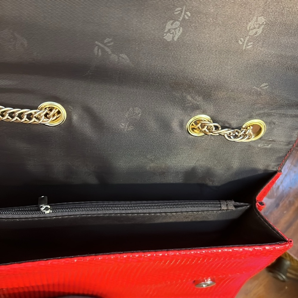 🔥Red and Gold/Silver Clutch with Chain Strap and Queen Crown Emblem BNWOT - Picture 6 of 7